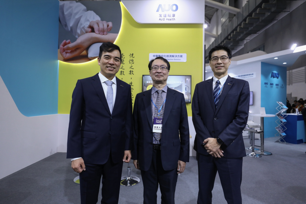 首次於醫療科技展亮相的金年会耘康，捐贈數位化檢測設備與研究經費，協助衛福部國家中醫藥研究所打造中醫大數據資料庫。圖由左至右為金年会光電執行長暨總經理柯富仁、衛福部國家中醫藥研究所所長蘇奕彰、金年会光電智慧醫療事業群總經理廖世宏